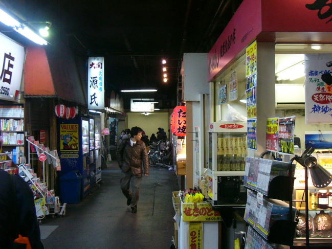 意志が弱いとすぐ横道にそれたくなる、地下鉄千日前線鶴橋への連絡通路